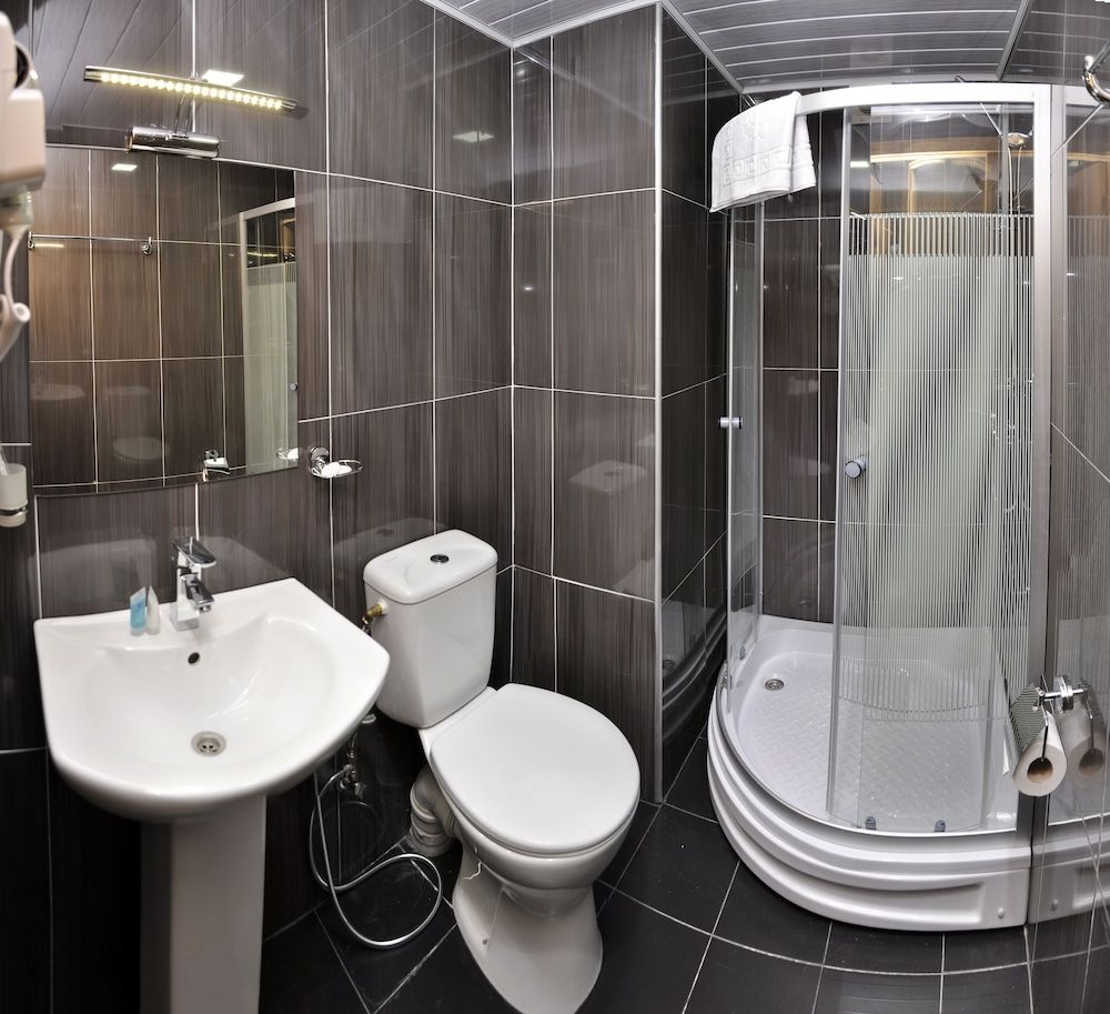 L Plaza Hotel Standard Triple Room 3