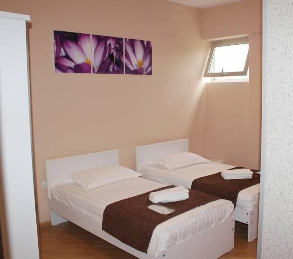 undefined London Palace 2