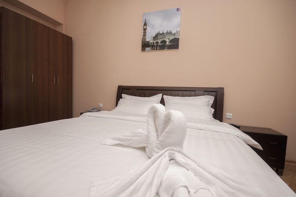 undefined London Palace 3