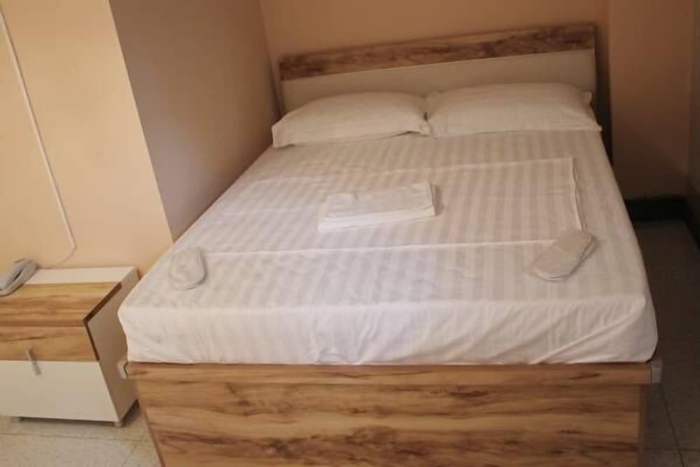 undefined London Palace 8