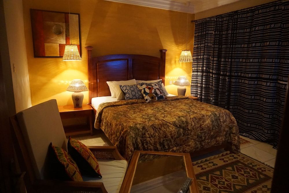Design Suite, 1 King Bed, Balcony, Garden View
