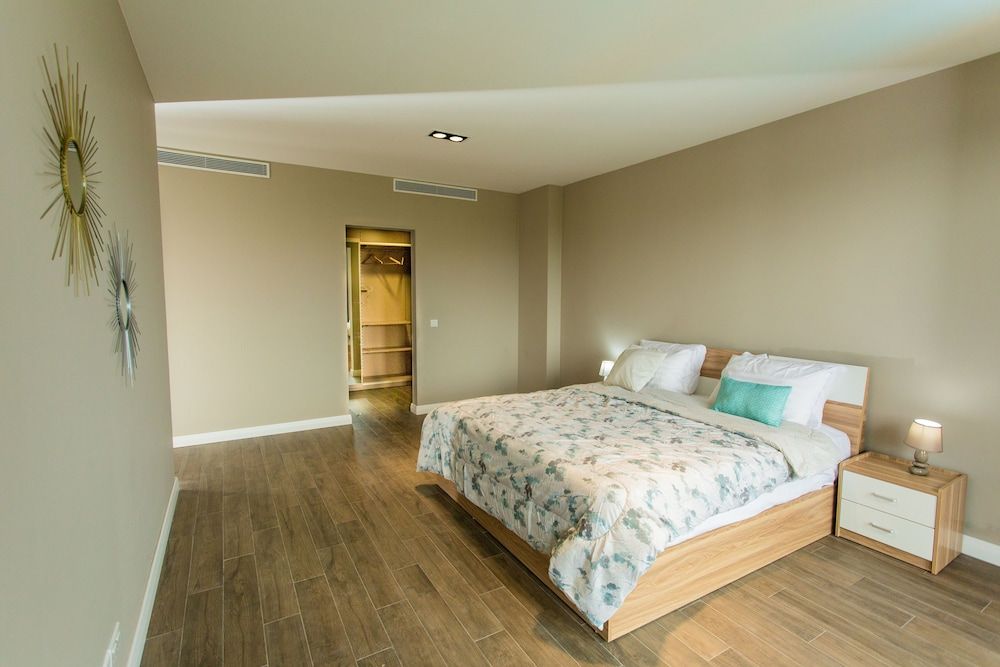 Luxury Apartment, 3 Bedrooms, Bathtub, City View
