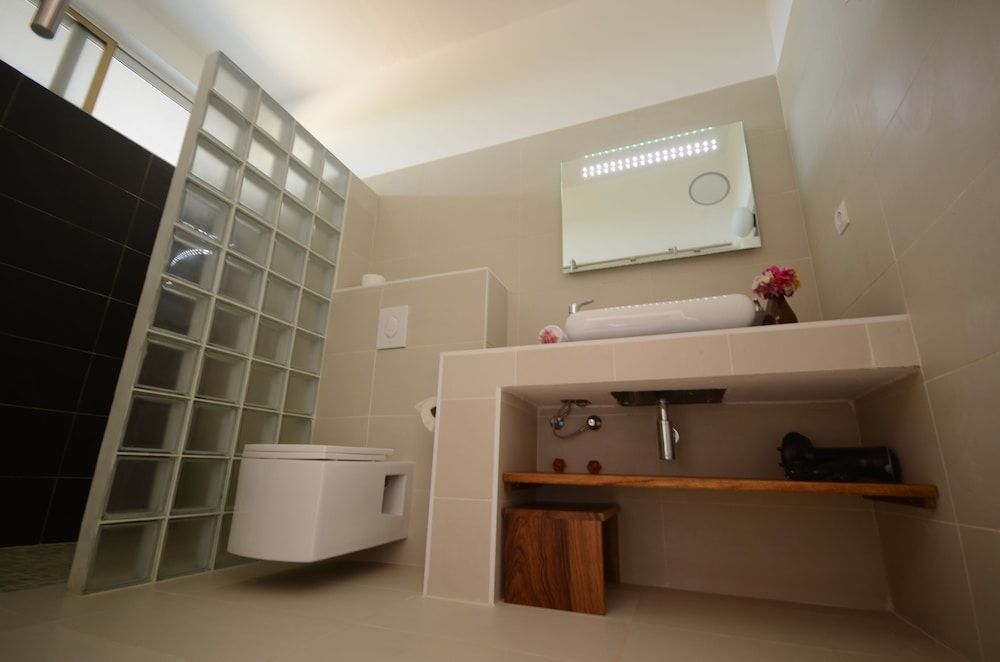 Leo's Beach Hotel & Restaurant - Adults Only Suite 5