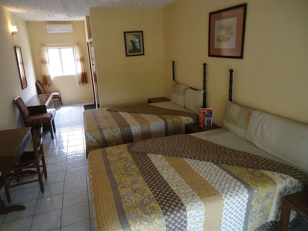 Economy Twin Room, 2 Queen Beds, Accessible, Garden View