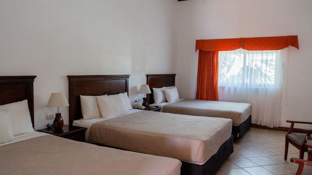 Hotel Cayman Suites Deluxe Room Multiple beds 4