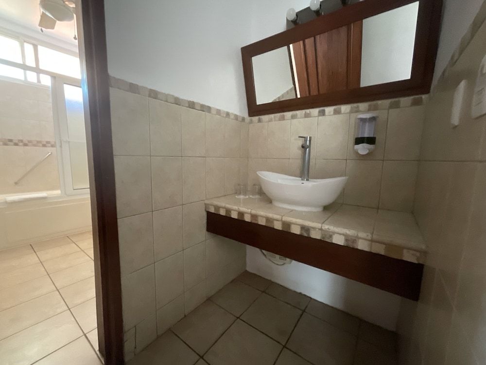 Hotel Cayman Suites Luxury Suite, Kitchen, Poolside, 1st Floor. 4