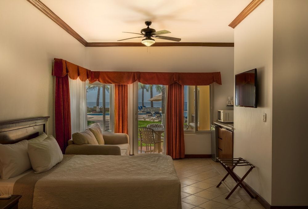 Hotel Cayman Suites Junior Room, 1 Bedroom, Beach View 8