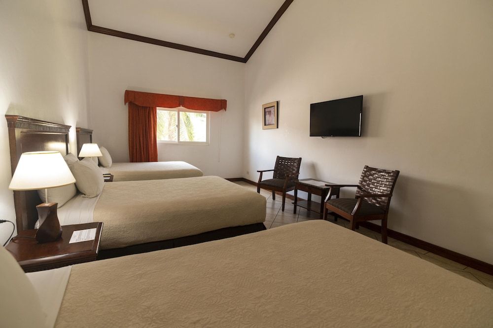 Hotel Cayman Suites Deluxe Room Multiple beds 3