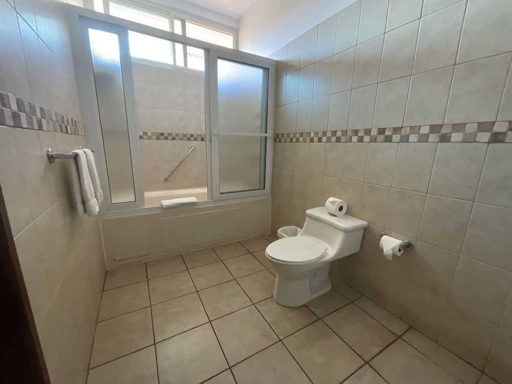 Hotel Cayman Suites Luxury Suite, Kitchen, Poolside, 1st Floor. 5