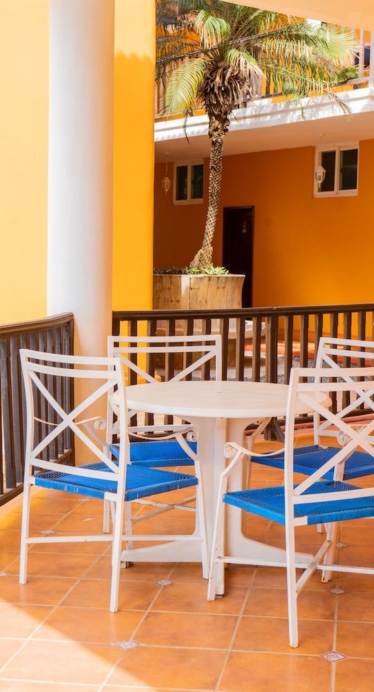 Hotel Cayman Suites Luxury Suite, Kitchen, Poolside, 1st Floor. 2