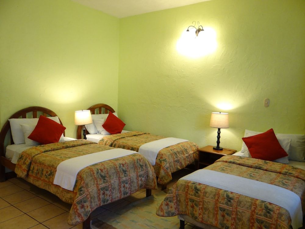 Hotel Jaguar Inn Tikal Comfort Triple Room 2