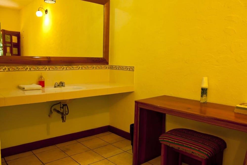 Hotel Jaguar Inn Tikal Deluxe King Room 9