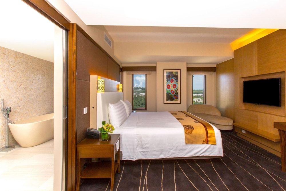 Dusit Thani Guam Resort Suite, 1 Queen Bed, Mountain View-Children (6-11 yrs old) will incur additional charge for breakfast 3