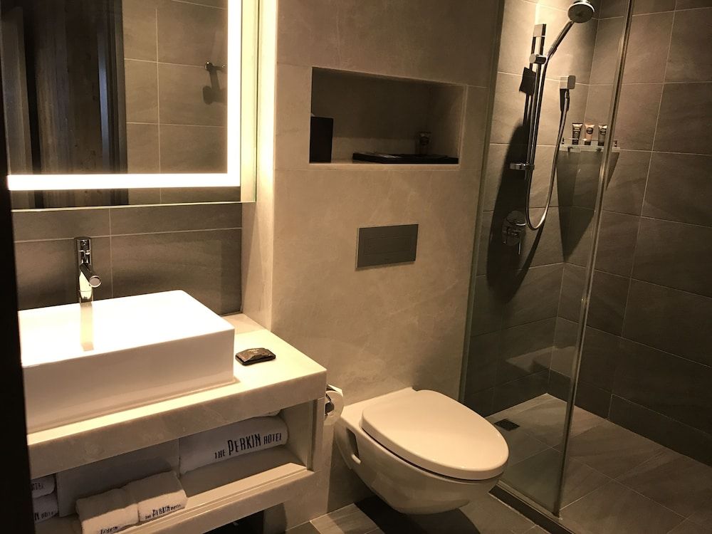 The Perkin Hotel Deluxe Queen Room 6