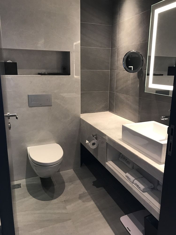 The Perkin Hotel Deluxe Queen Room 5