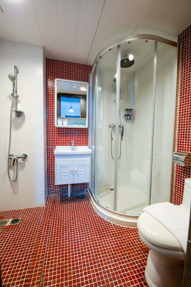 Metroplace Olympic Hotel Family Room 3