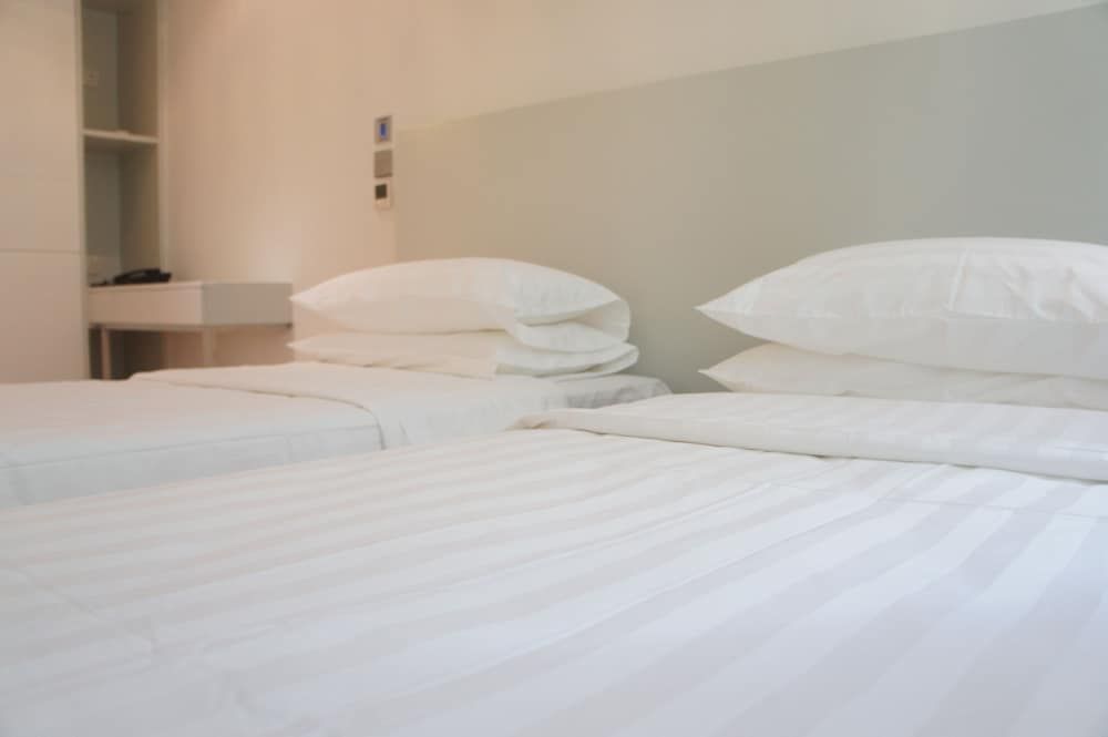 Homy Central Deluxe Twin Room 3