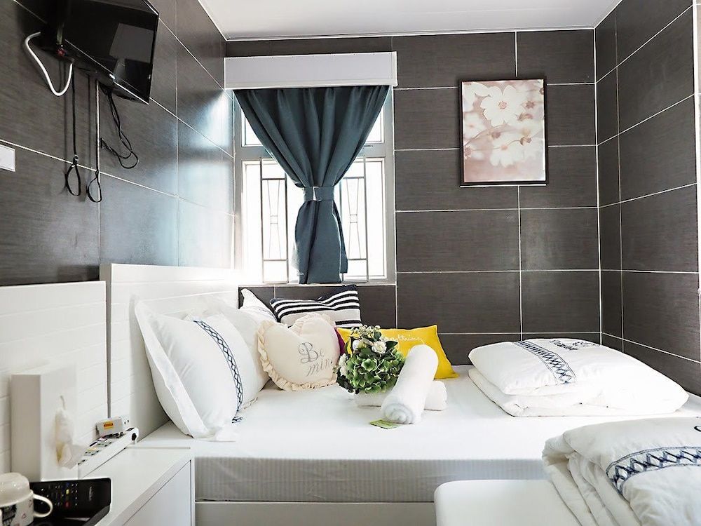 Group of 5 People ( 1 Double Room + 1 Triple Room )