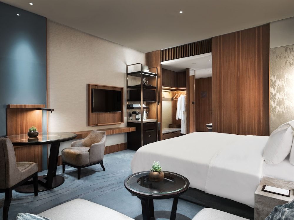 Kerry Hotel Hong Kong by Shangri-la Club Room, 1 King Bed, City View