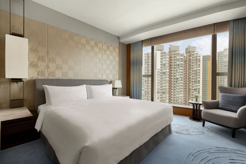 Kerry Hotel Hong Kong by Shangri-la Club Room, 1 King Bed, City View 2