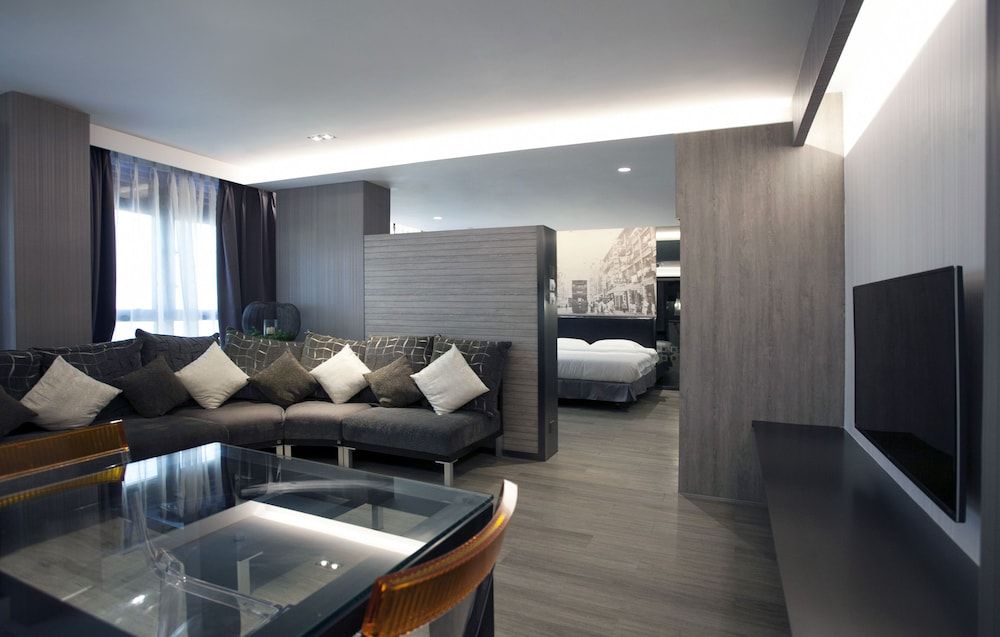 Executive King Suite with Partial Sea View