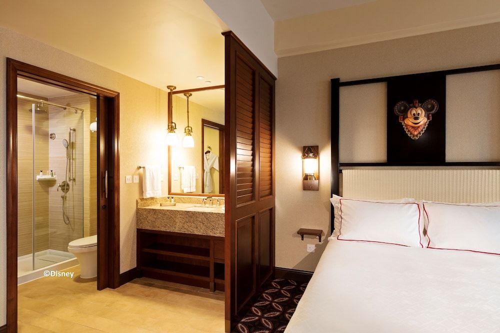 Disney Explorers Lodge Standard Room 4