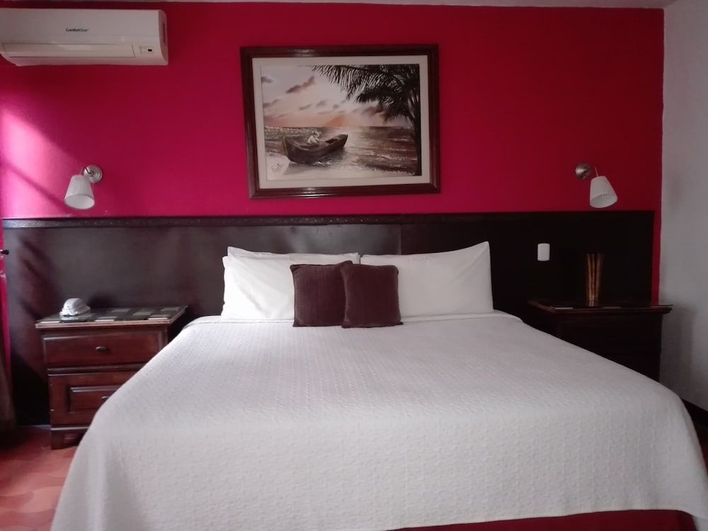 Deluxe Suite, 1 King Bed, Refrigerator, City View