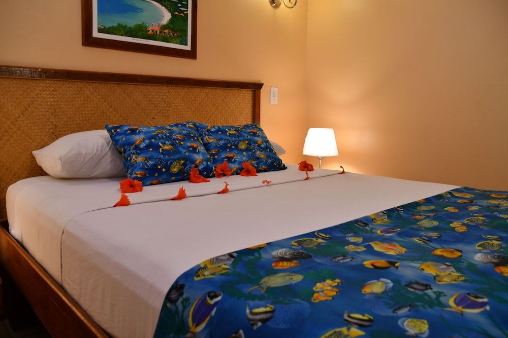 West Bay Lodge Honeymoon Bungalow, 1 King Bed 8