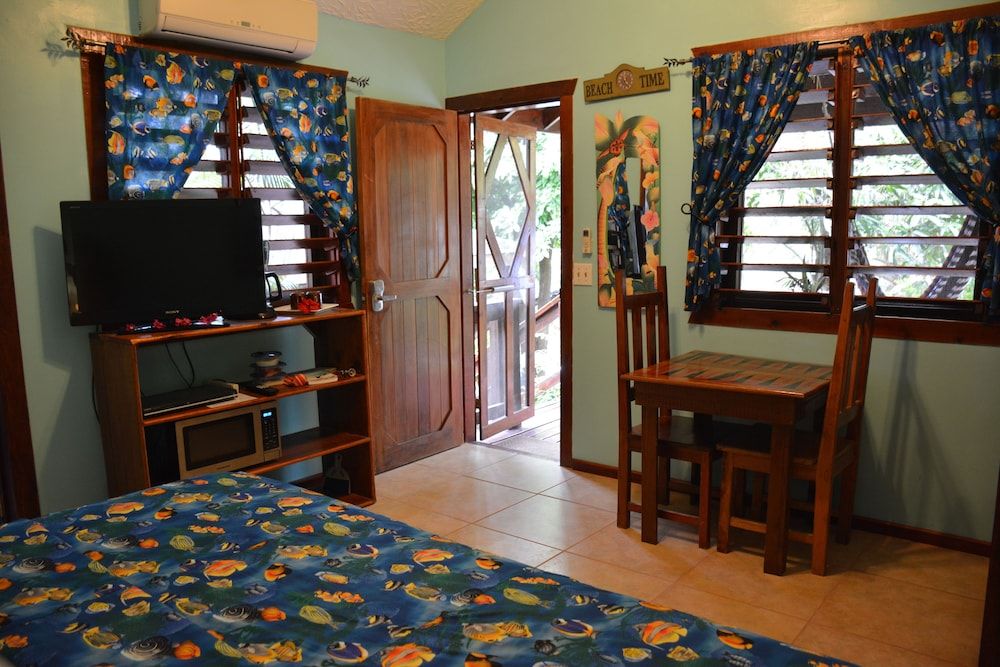 West Bay Lodge Honeymoon Bungalow, 1 King Bed 3