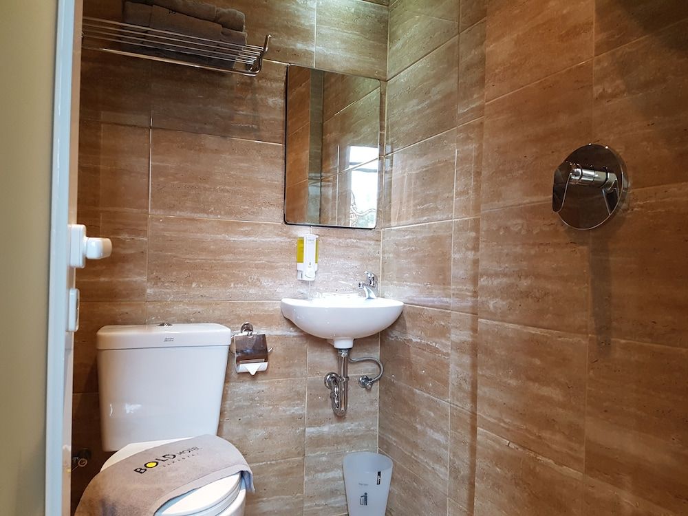 Bold Hotel Jakarta Deluxe Queen - No Window 3