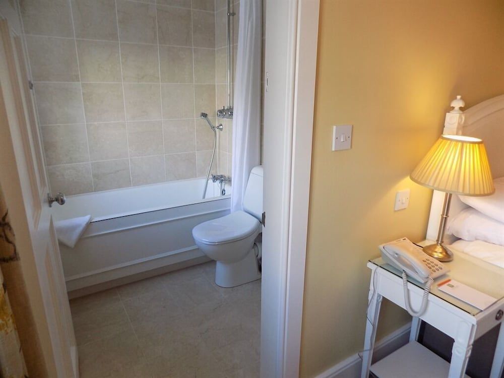 Flynns of Termonfeckin Twin Room, Ensuite 3