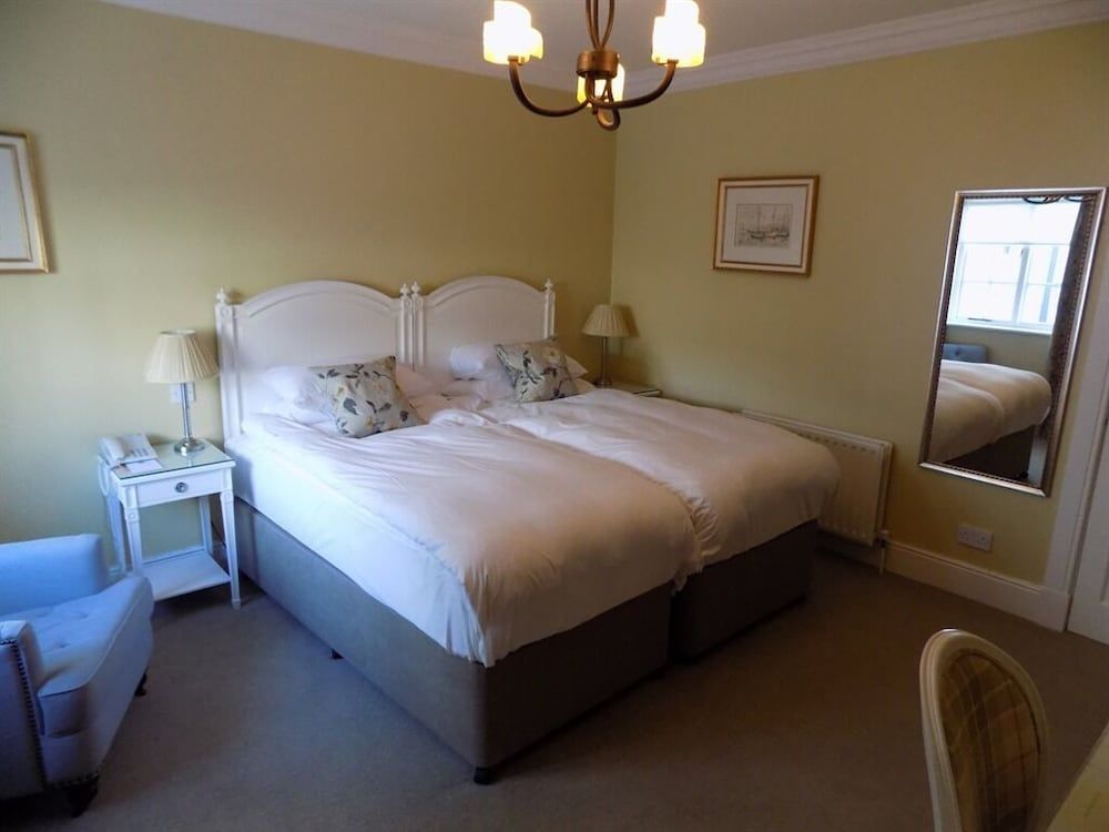 Flynns of Termonfeckin Twin Room, Ensuite