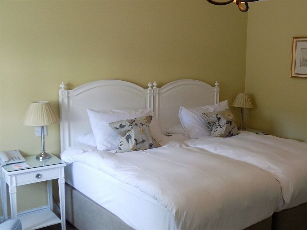 Flynns of Termonfeckin Twin Room, Ensuite 2