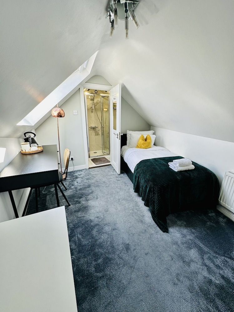 Avoca House Basic Single Room, Ensuite, City View (single attic room) 2