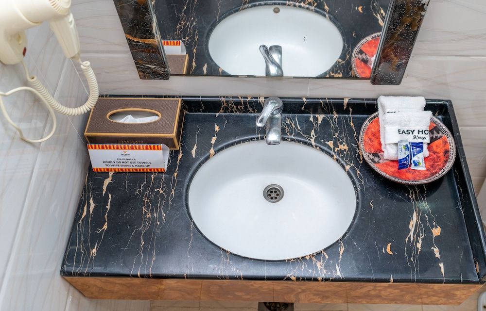 Easy Hotel Kenya Deluxe Double Room 18