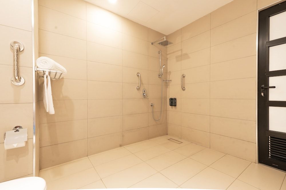 Sarova Imperial Hotel Deluxe Queen Room - Accessible 9