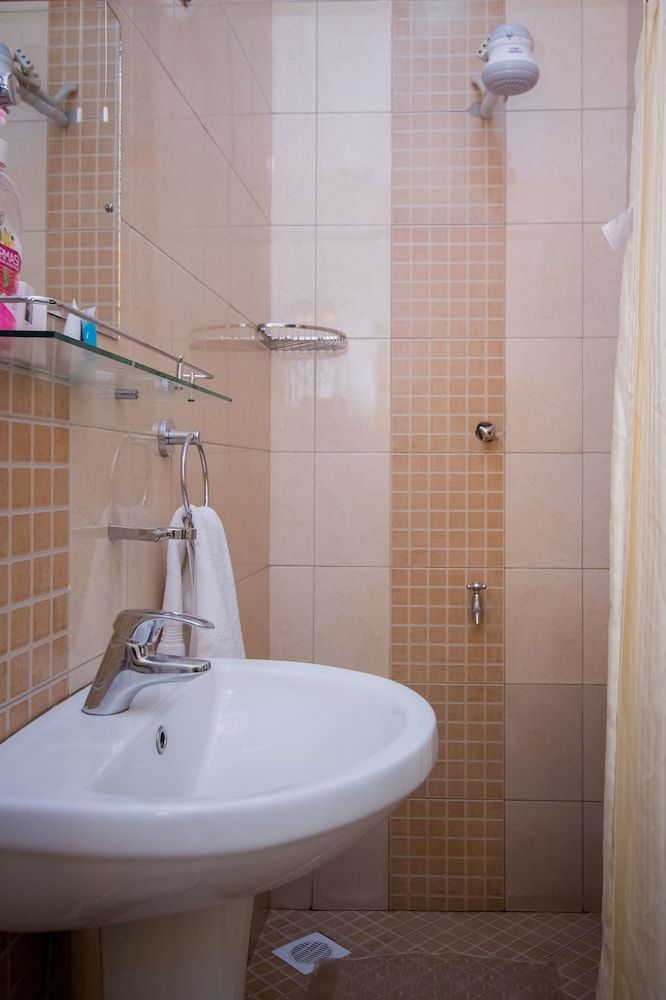 Capital Heights Hotel Deluxe Double Room 8