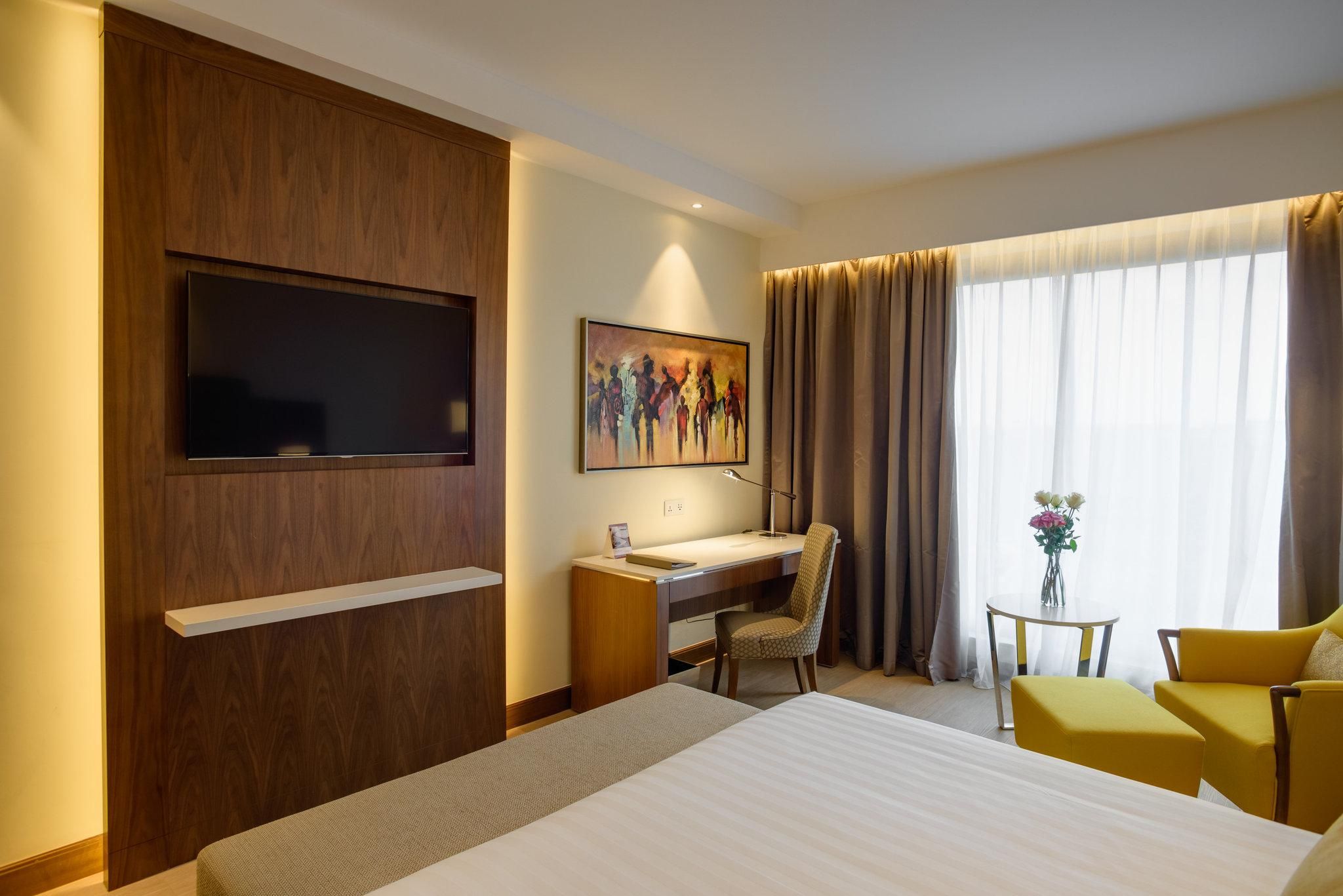 1 King Bed Standard Accessible