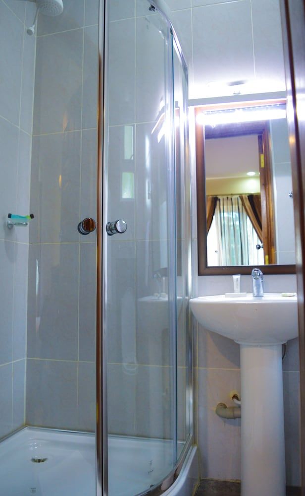 Red Ruby Hotel Deluxe Double Room 6