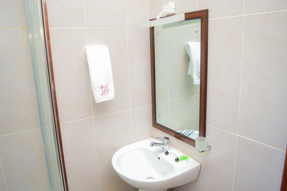 Red Ruby Hotel Deluxe Double Room 8