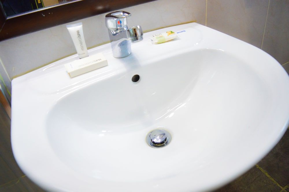 Red Ruby Hotel Deluxe Double Room 9