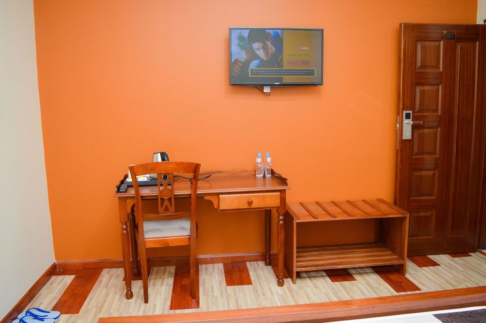 Red Ruby Hotel Deluxe Double Room 12