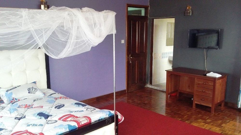 undefined Karen Bomas Inn 9