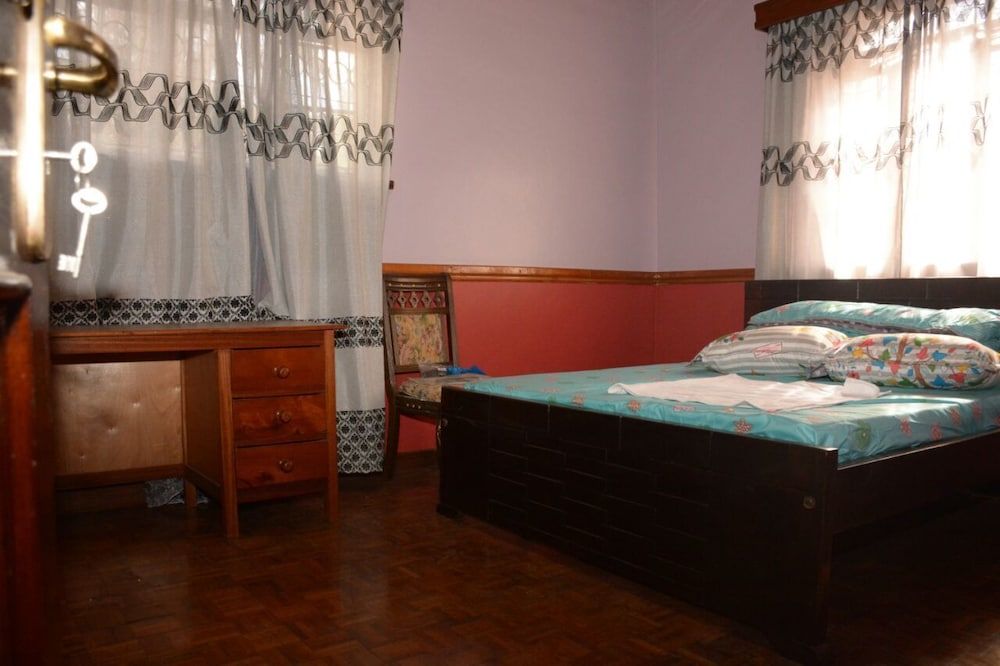 undefined Karen Bomas Inn 4