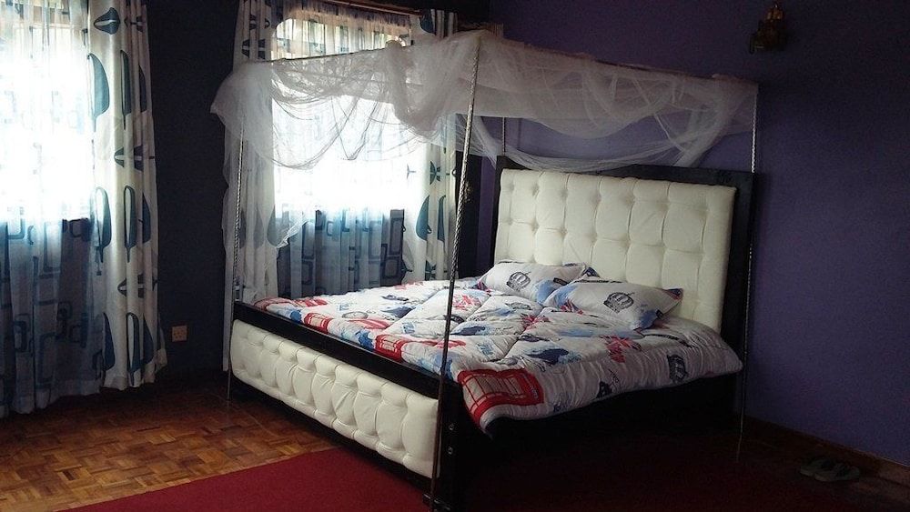 undefined Karen Bomas Inn 8