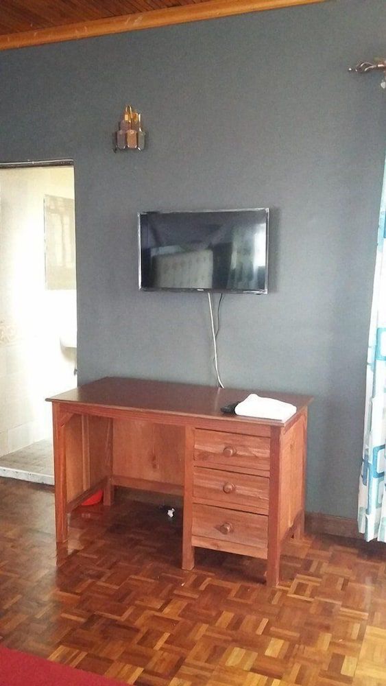 undefined Karen Bomas Inn 10