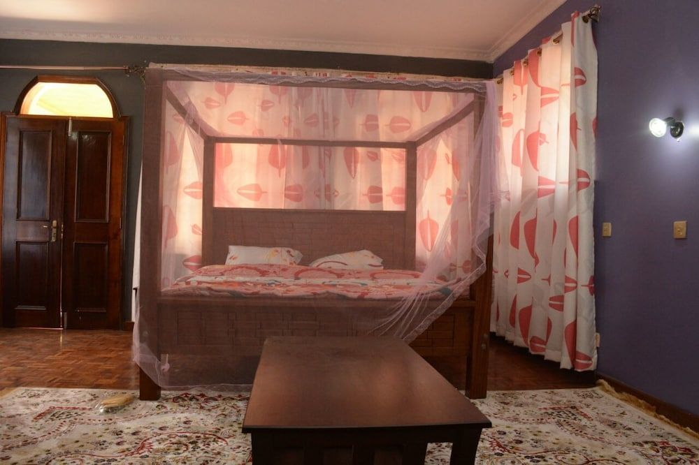 undefined Karen Bomas Inn 2