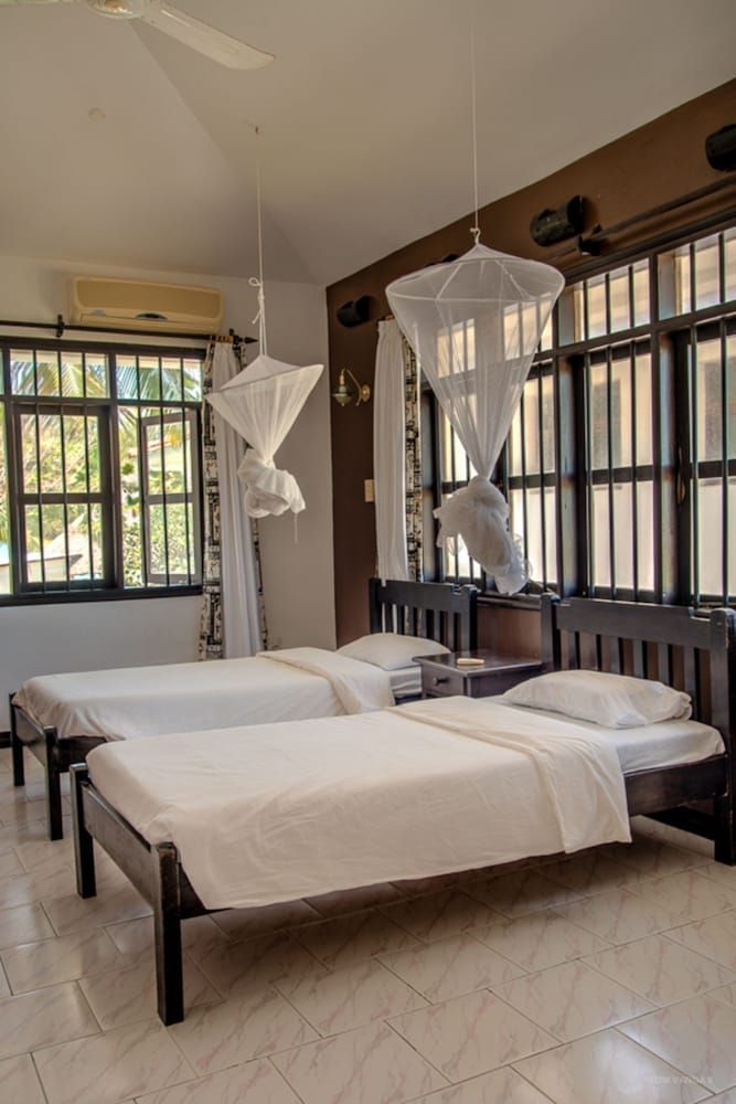 Bahari Dhow Beach Villas Standard Single Room 2