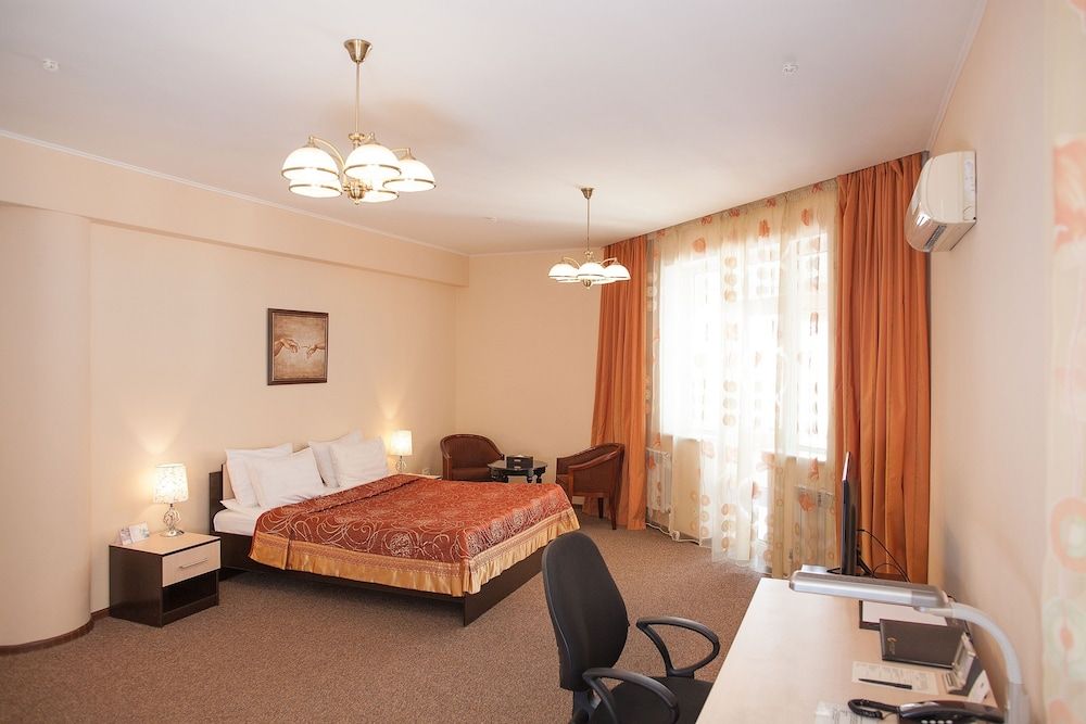 Golden Dragon Hotel Deluxe Room 3