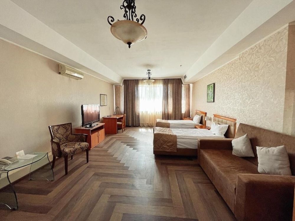 Golden Dragon Hotel Deluxe Room 4